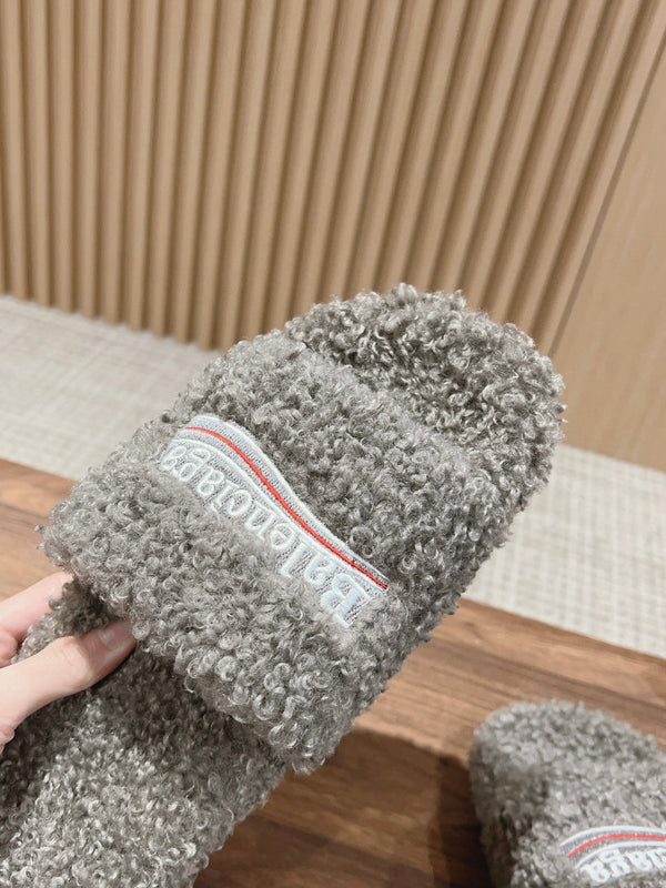 FURRY SLIDES IN GRAY CURLY SHEARLING