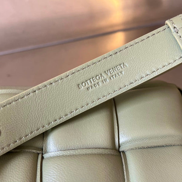 MINI CASSETTE 18 IN WHITE CREAM LAMBSKIN