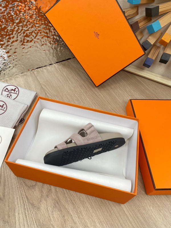 sandalo chypre in pelle di vitello scamosciata beige rosato ricamato con filo bianco