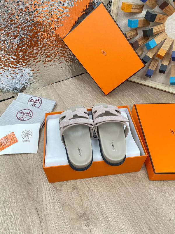 sandalo chypre in pelle di vitello scamosciata beige rosato ricamato con filo bianco