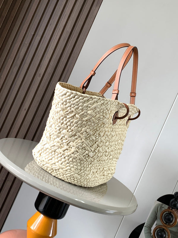 Medium anagram basket bag in iraca palm and calfskin