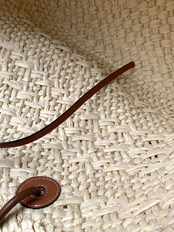 Medium anagram basket bag in iraca palm and calfskin