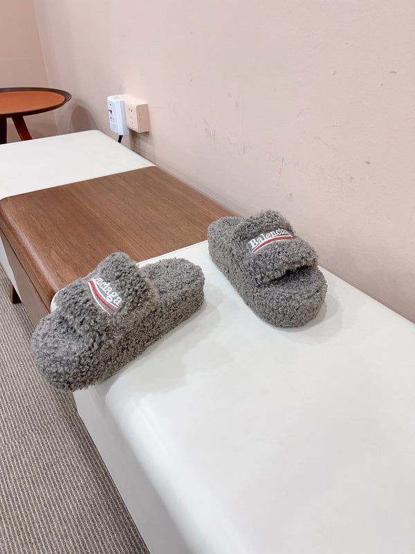 THICK-SOLED SLIPPERS IN GRAY WOOL