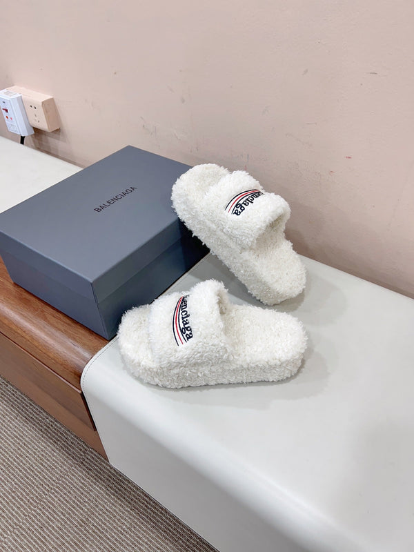 PANTOFOLE CON SUOLA SPESSA IN LANA BIANCA