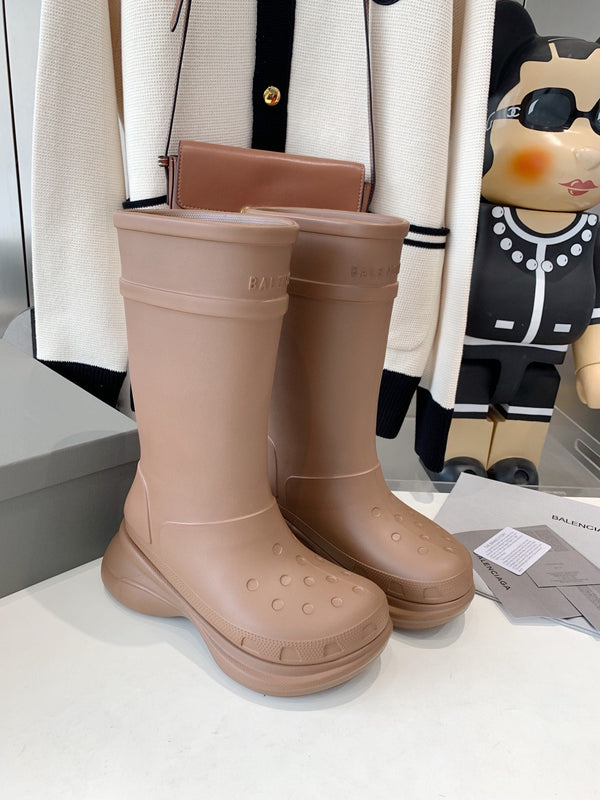 CROCS BOOTS IN BROWN RUBBER