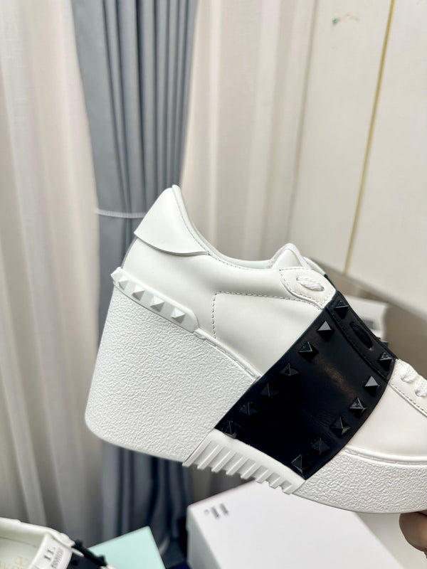 SNEAKER FLATFORM ROCKSTUD UNTITLED IN PELLE DI VITELLO BIANCO E NERO