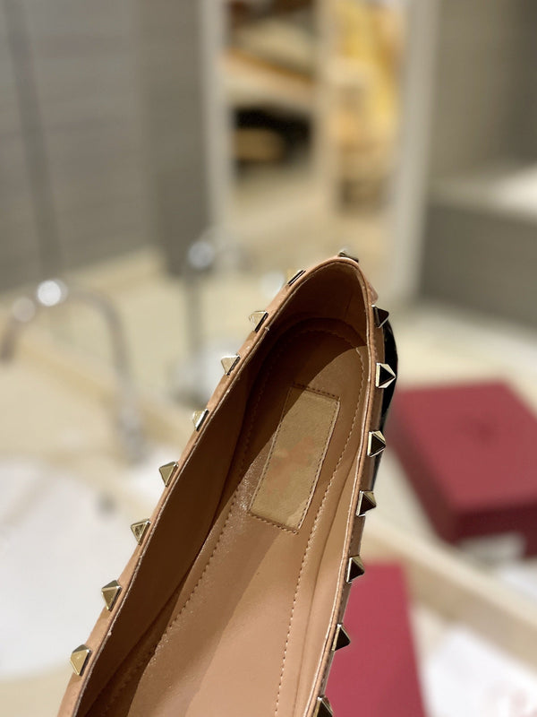 ROCKSTUD PATENT BLACK BEIGE LEATHER BALLERINA