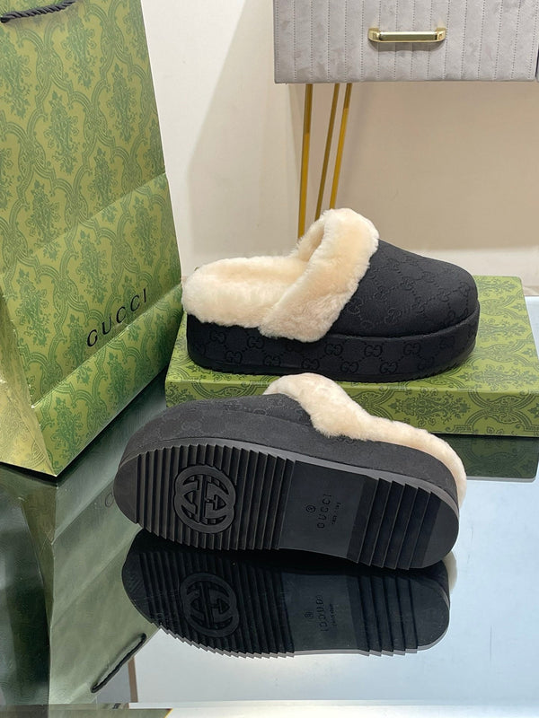 MULE GG MOLLY IN TESSUTO JACQUARD CON MONOGRAMMA NERO E FODERA IN SHEARLING