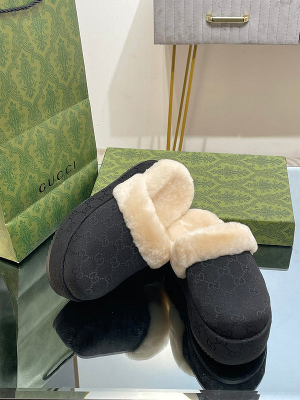 MULE GG MOLLY IN TESSUTO JACQUARD CON MONOGRAMMA NERO E FODERA IN SHEARLING