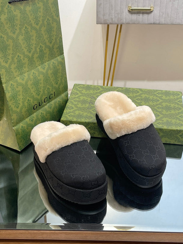 MULE GG MOLLY IN TESSUTO JACQUARD CON MONOGRAMMA NERO E FODERA IN SHEARLING