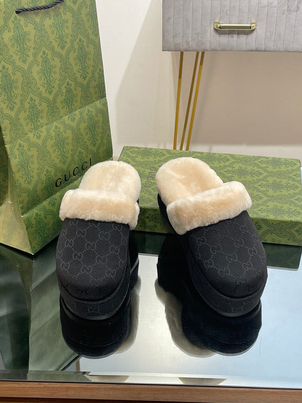 MULE GG MOLLY IN TESSUTO JACQUARD CON MONOGRAMMA NERO E FODERA IN SHEARLING
