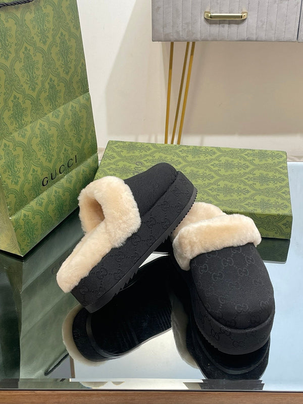 MULE GG MOLLY IN TESSUTO JACQUARD CON MONOGRAMMA NERO E FODERA IN SHEARLING