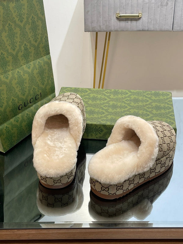 MULE GG MOLLY IN TESSUTO JACQUARD CON MONOGRAMMA MARRONE ARACHIDI E FODERA IN SHEARLING