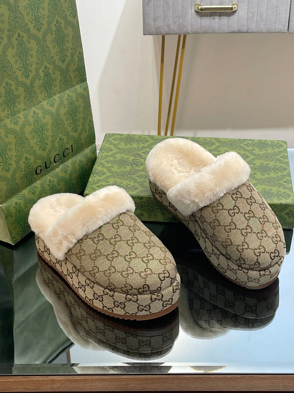 MULE GG MOLLY IN TESSUTO JACQUARD CON MONOGRAMMA MARRONE ARACHIDI E FODERA IN SHEARLING