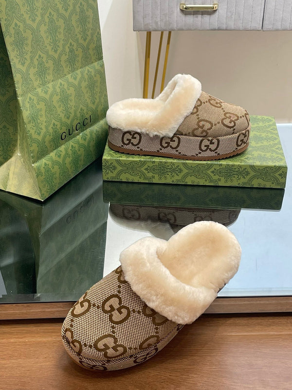 MULE GG MOLLY IN TESSUTO JACQUARD CON MONOGRAMMA MARRONE CAMMELLO E FODERA IN SHEARLING