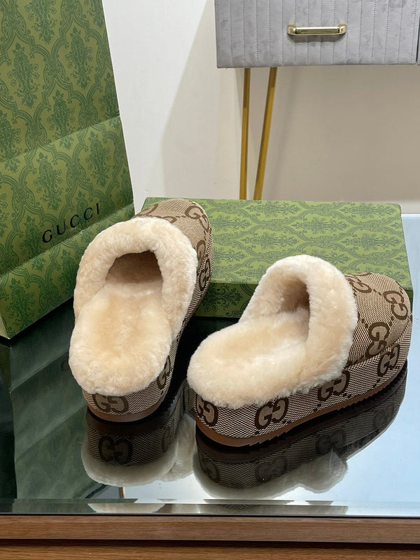 MULE GG MOLLY IN TESSUTO JACQUARD CON MONOGRAMMA MARRONE CAMMELLO E FODERA IN SHEARLING