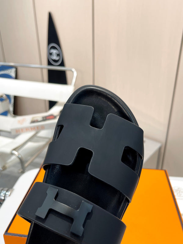 HM CHYPRE SANDAL BLACK WITH H-BUCKLECALFSKIN