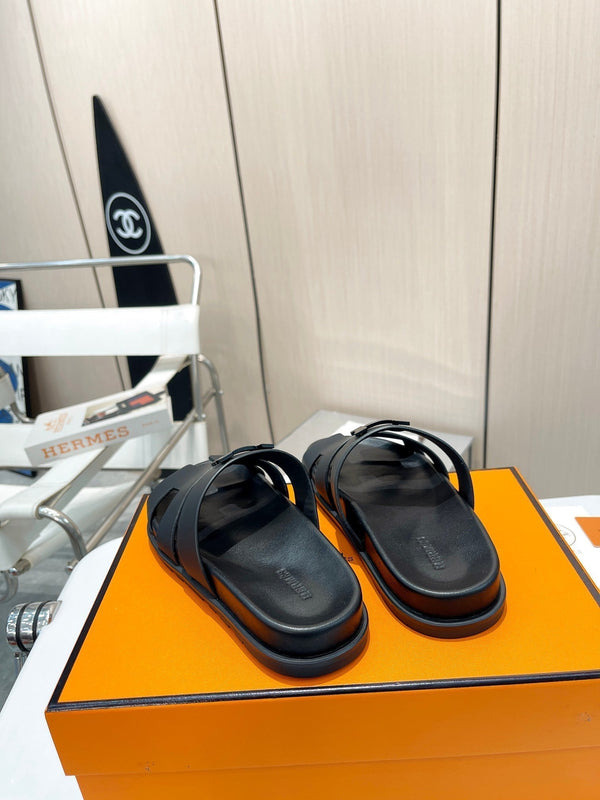 HM CHYPRE SANDAL BLACK WITH H-BUCKLECALFSKIN