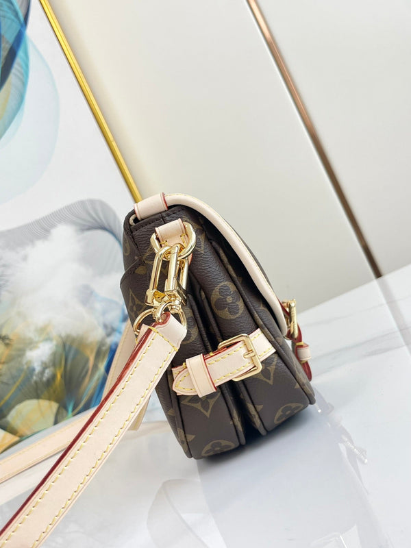 SAUMUR BB 20 TELA MONOGRAM MARRONE E RIFINITURE IN PELLE, FERRAMENTA ORO