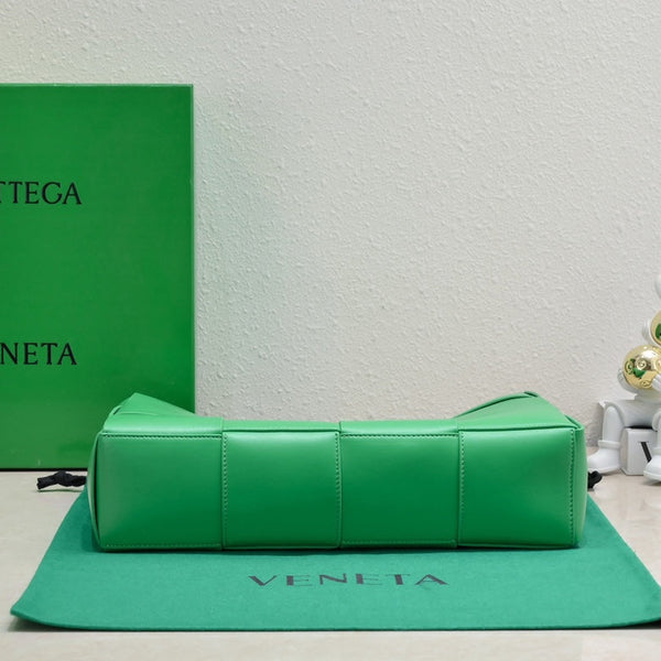 BV Medium Arco Tote 38cm Intreccio Leather