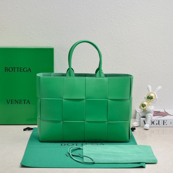 BV Medium Arco Tote 38cm Intreccio Leather