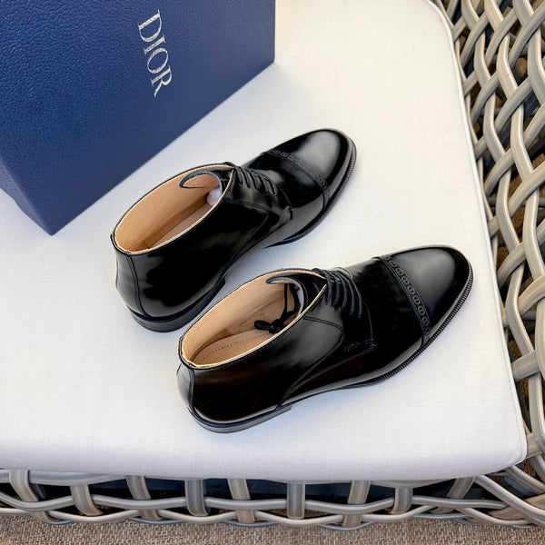 STIVALETTO CON LACCI CD HOMME IN PELLE DI VITELLO GOFFRATA NERA