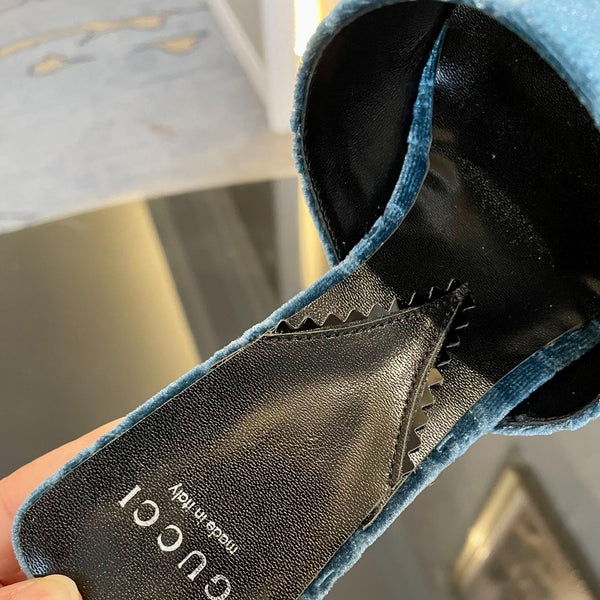 SANDALI CON TACCO ALTO IN VELLUTO GG CON BELLISSIMI DETTAGLI CON LOGO BLU CIELO