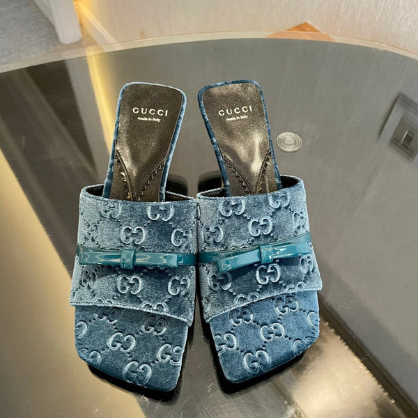 SANDALI CON TACCO ALTO IN VELLUTO GG CON BELLISSIMI DETTAGLI CON LOGO BLU CIELO