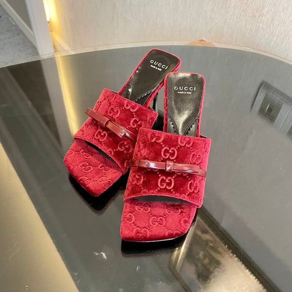 SANDALI CON TACCO ALTO IN VELLUTO GG CON BELLISSIMI DETTAGLI CON LOGO ROSSO VINO
