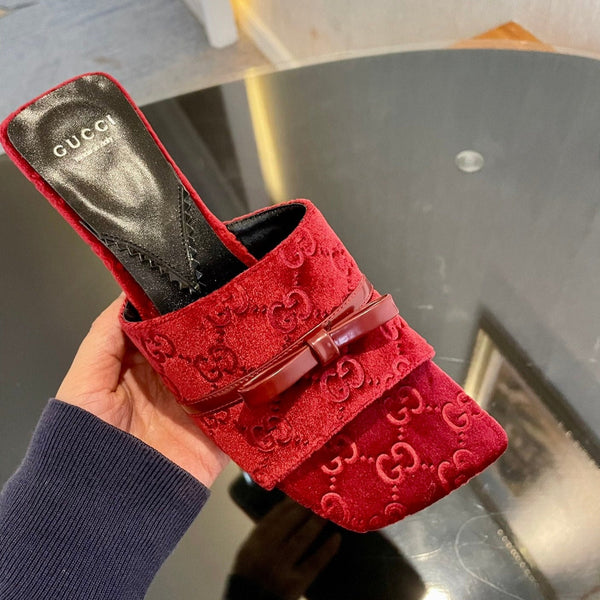 SANDALI CON TACCO ALTO IN VELLUTO GG CON BELLISSIMI DETTAGLI CON LOGO ROSSO VINO