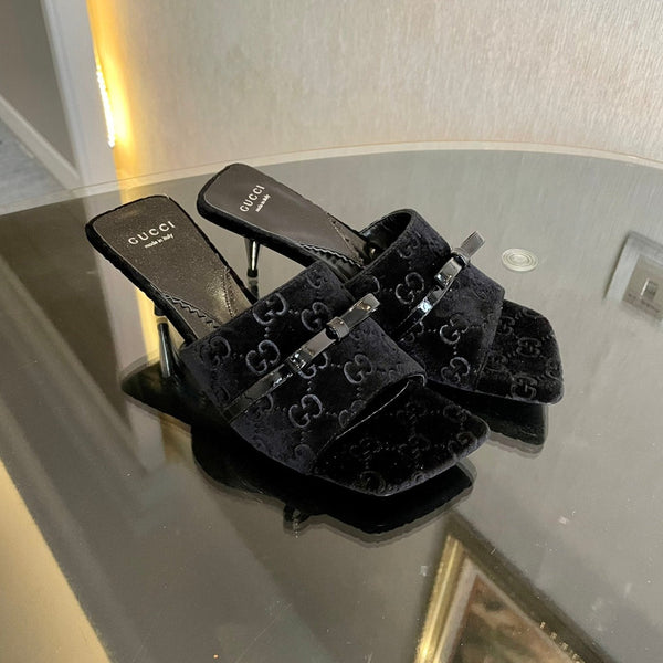 SANDALI CON TACCO ALTO IN VELLUTO GG CON BELLISSIMI DETTAGLI CON LOGO NERO