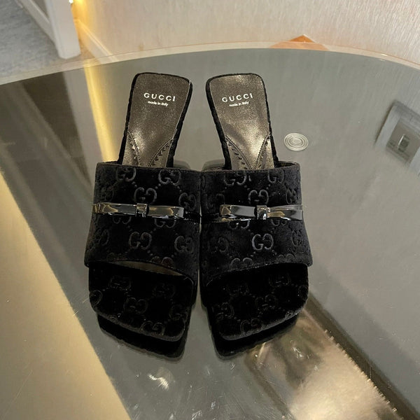 SANDALI CON TACCO ALTO IN VELLUTO GG CON BELLISSIMI DETTAGLI CON LOGO NERO