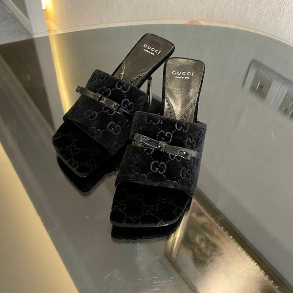 SANDALI CON TACCO ALTO IN VELLUTO GG CON BELLISSIMI DETTAGLI CON LOGO NERO