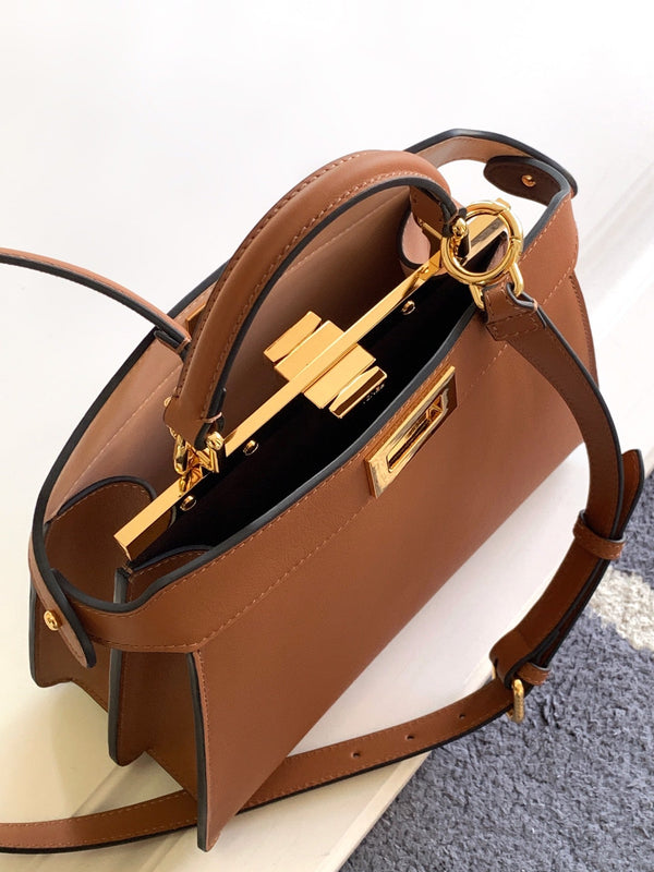 Borsa Peekaboo ISeeU piccola da 27 cm in pelle di agnello dorata, hardware dorato