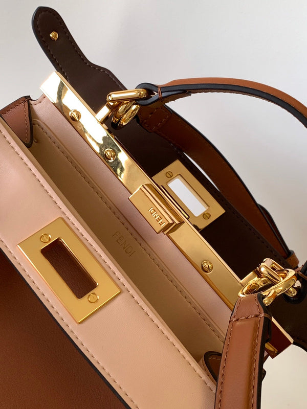 Borsa Peekaboo ISeeU piccola da 27 cm in pelle di agnello dorata, hardware dorato