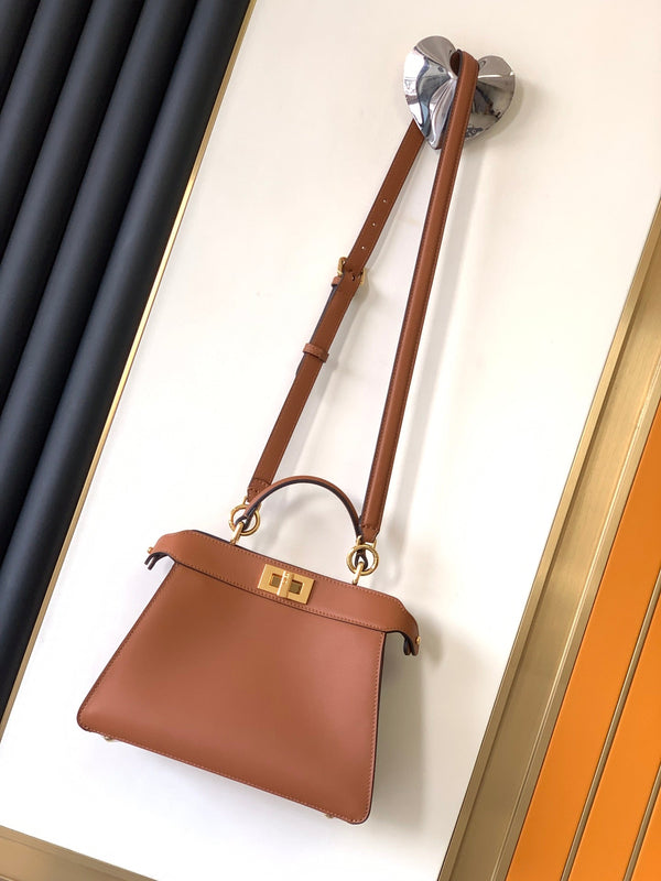 Borsa Peekaboo ISeeU piccola da 27 cm in pelle di agnello dorata, hardware dorato