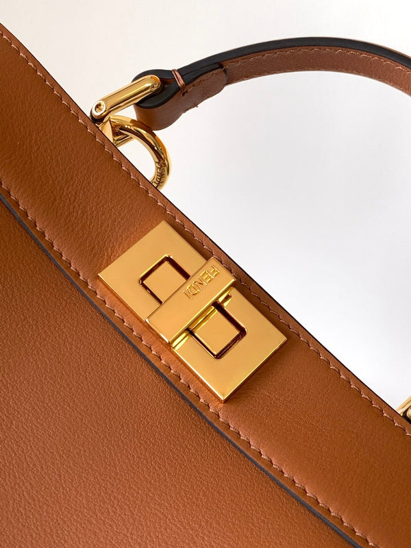 Borsa Peekaboo ISeeU piccola da 27 cm in pelle di agnello dorata, hardware dorato