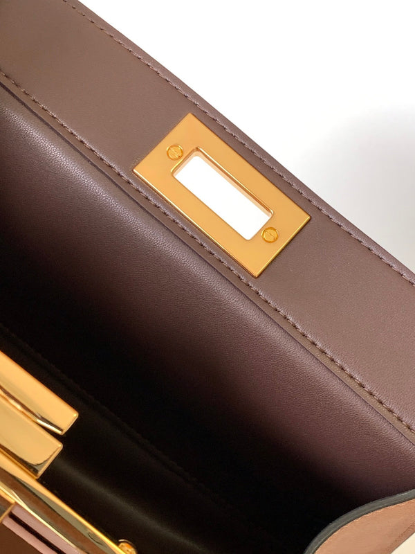 Borsa Peekaboo ISeeU piccola da 27 cm in pelle di agnello dorata, hardware dorato