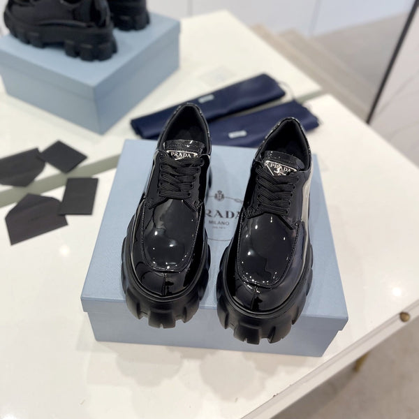 MONOLITH LACE-UP LOAFER IN BLACK GLOSSY CALFSKIN ATTACHED TRIANGLE LOGO