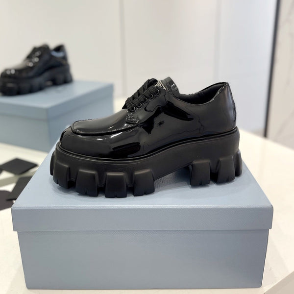 MONOLITH LACE-UP LOAFER IN BLACK GLOSSY CALFSKIN ATTACHED TRIANGLE LOGO