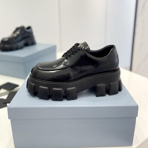 MONOLITH LACE-UP LOAFER IN BLACK CALFSKIN ATTACHED TRIANGLE LOGO