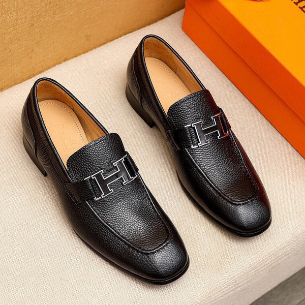 MOCASSINO NERO CON FIBBIA A H IN PELLE DI VITELLO MARTELLATA NERA