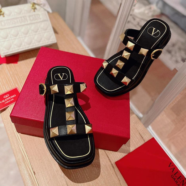 ROCKSTUD PLATFORM SANDALS MULE IN BLACK CALFSKIN