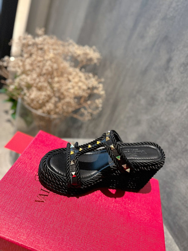 ROCKSTUD LAMINATED NAPPA WEDGE SANDAL 100 MM BLACK