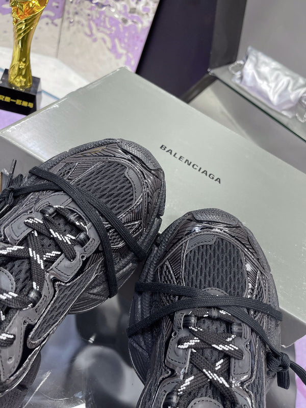 3XL SNEAKER IN BLACK MESH AND POLYURETHANE