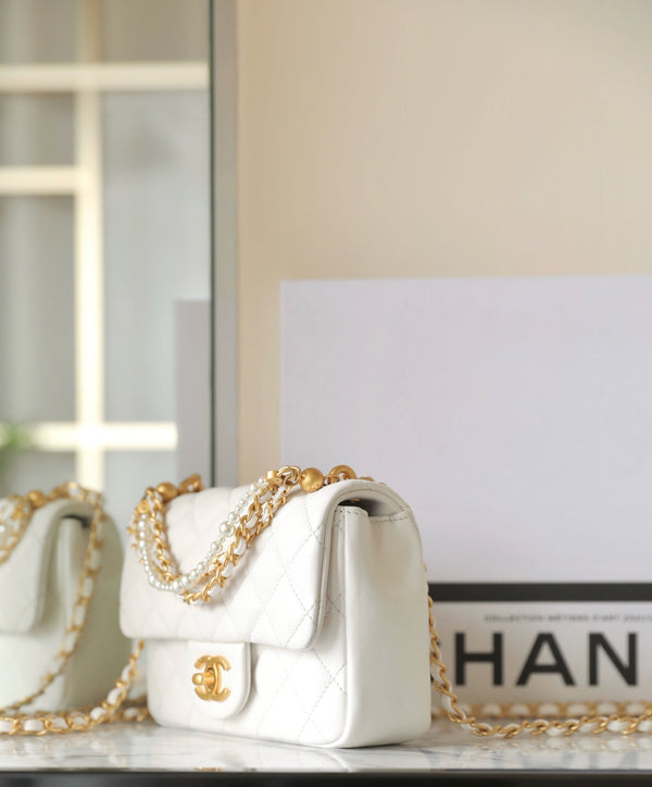 cc 24p mini borsa con patta 17cm pelle di agnello bianca catena di perle