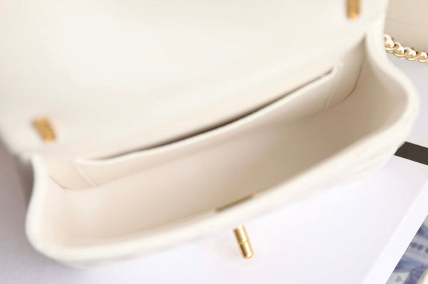 cc 24p mini borsa con patta 17cm pelle di agnello bianca catena di perle