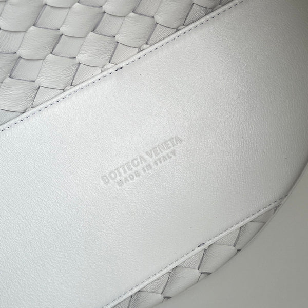 bv medium andiamo 32 light green lambskin