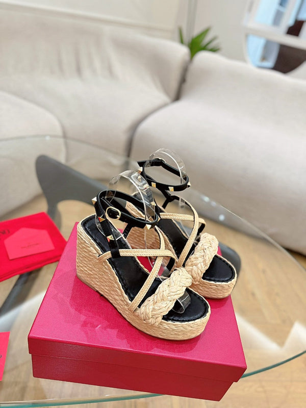 GARAVANI ROCKSTUD WEDGE SANDALS IN BLACK CALFSKIN AND BEIGE RAFFIA
