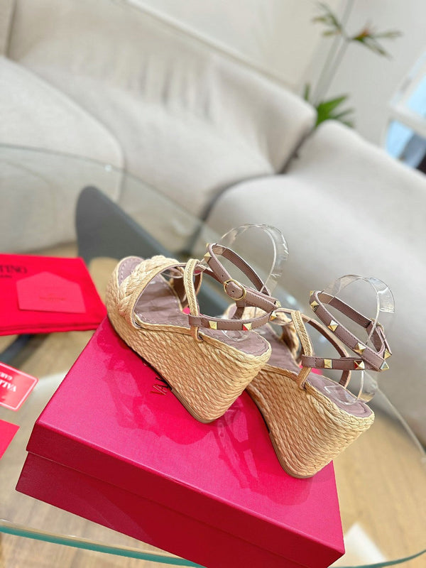GARAVANI ROCKSTUD WEDGE SANDALS IN ROSY BROWN CALFSKIN AND BEIGE RAFFIA
